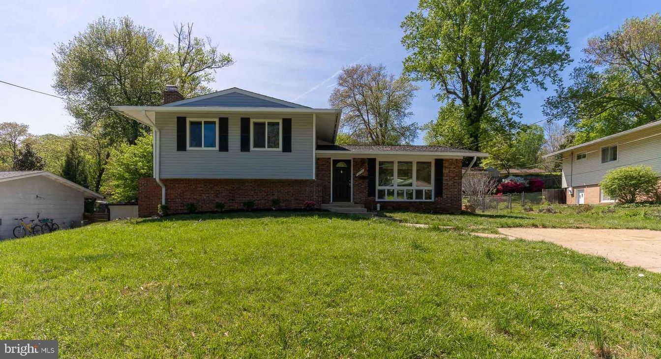 Exterior, Facade, Brick Facade, Split Level