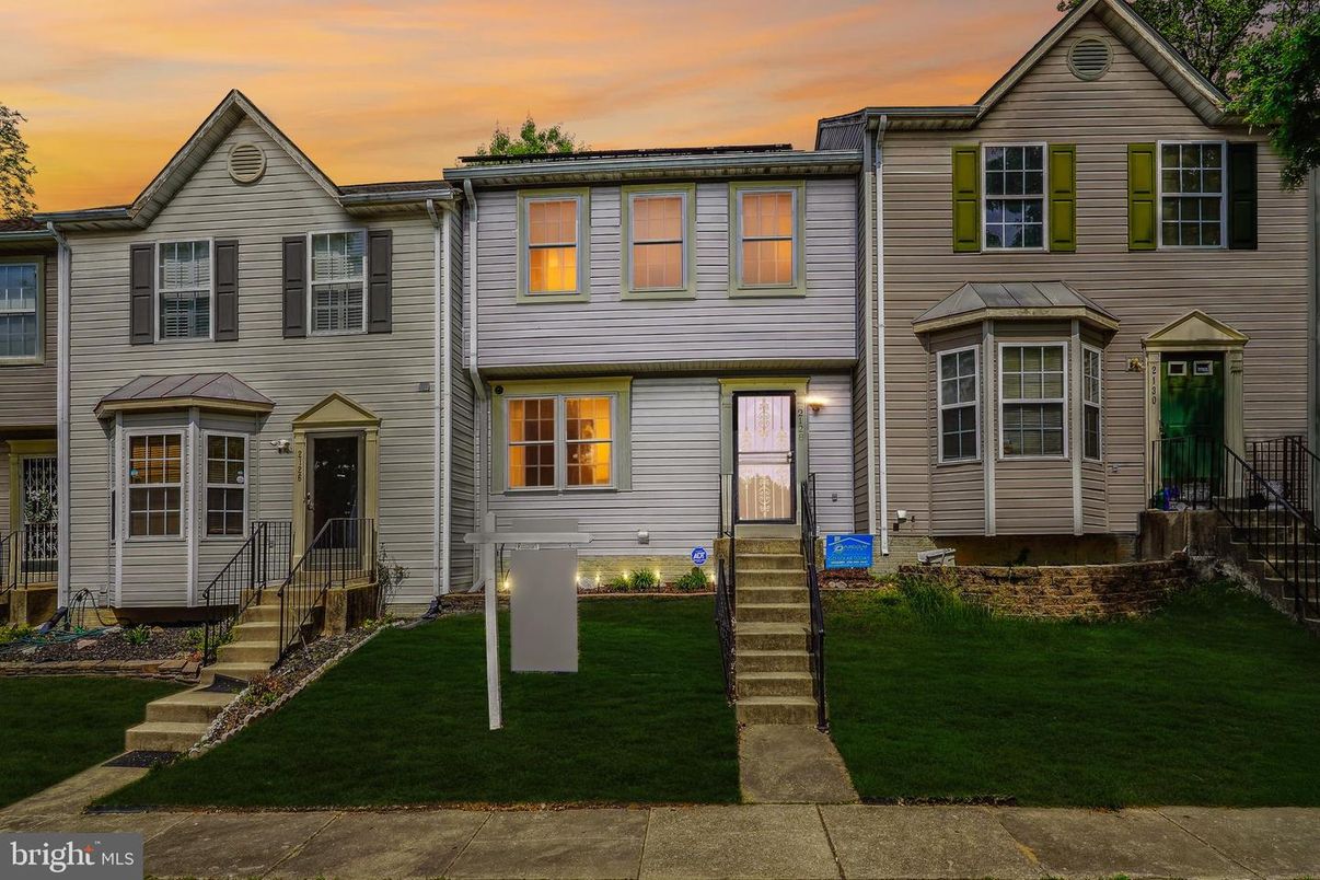 Exterior, Facade, Rowhouse