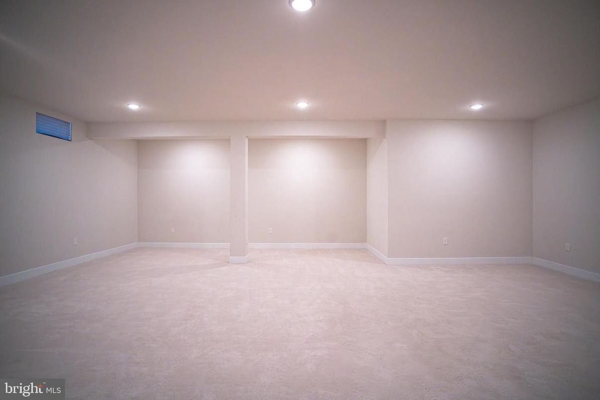Empty room, Interior, Recessed Lighting