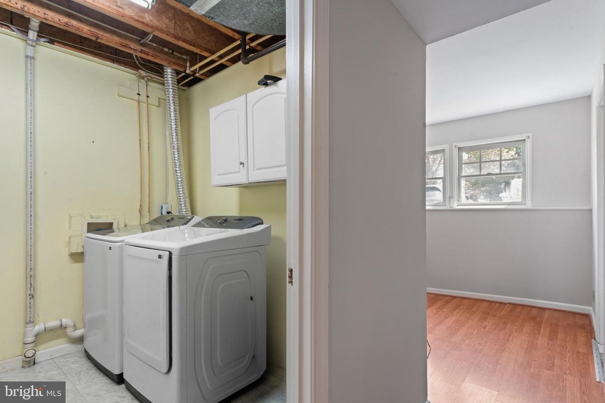 Interior, Washer, Wood Texture Flooring