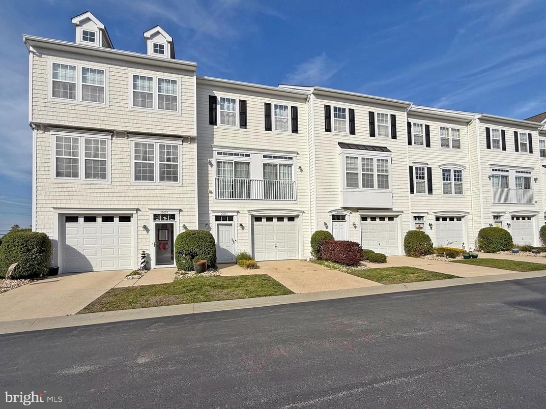 Attached, Exterior, Facade, Rowhouse