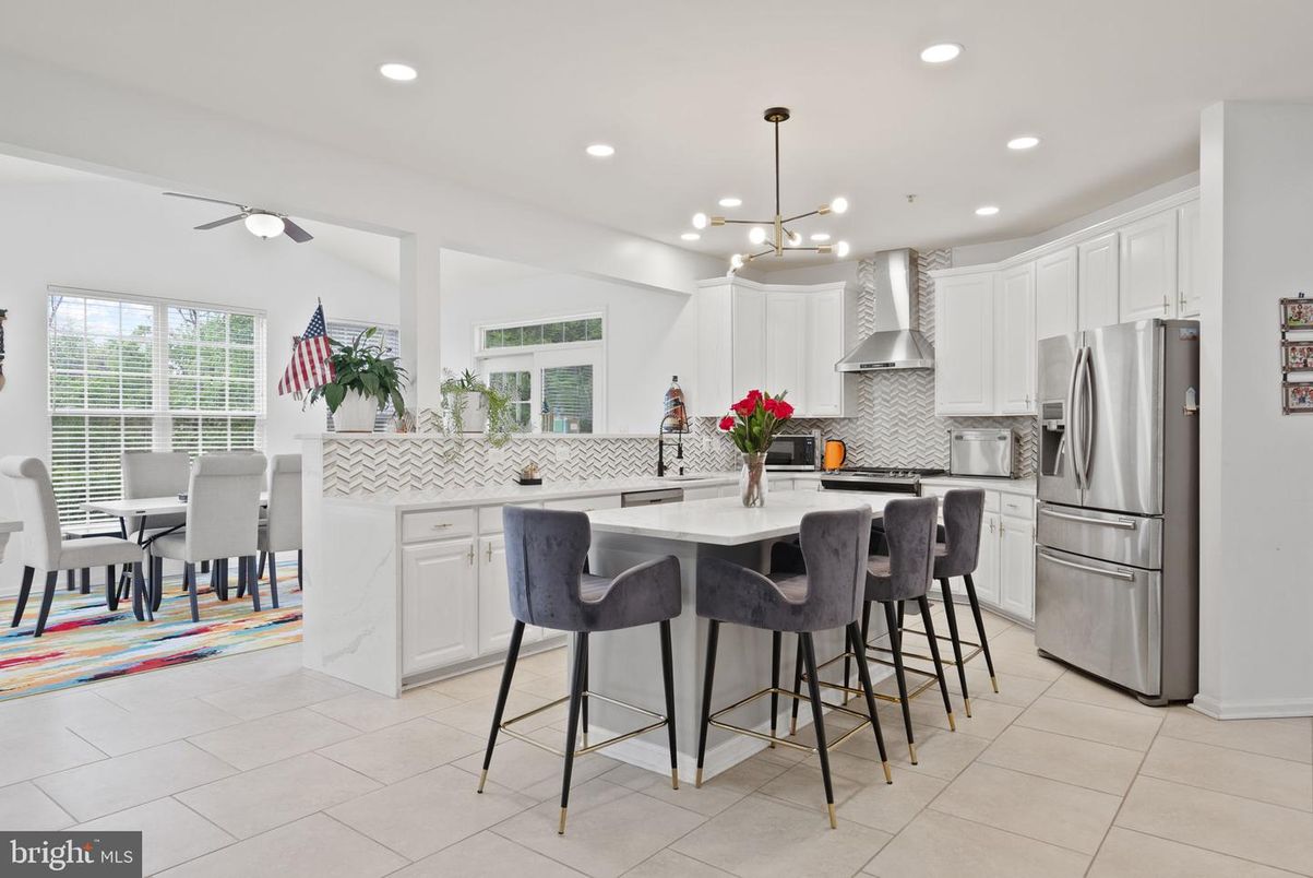 Dining room, Interior, Kitchen, Pendant Lights, Recessed Lighting, Stainless Steel Appliances
