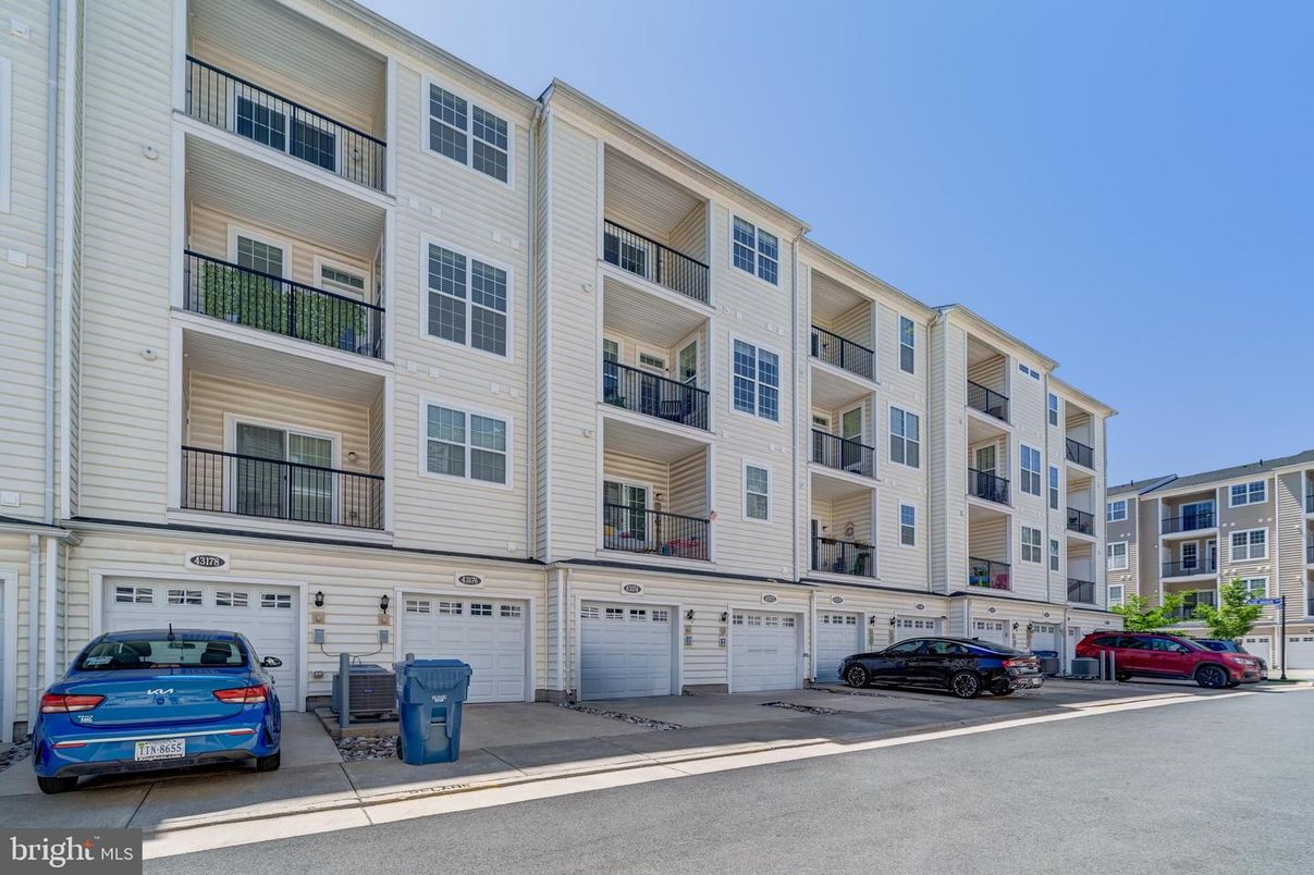 Attached, Exterior, Facade, Rowhouse