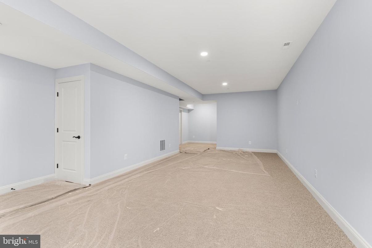 Empty room, Interior, Recessed Lighting