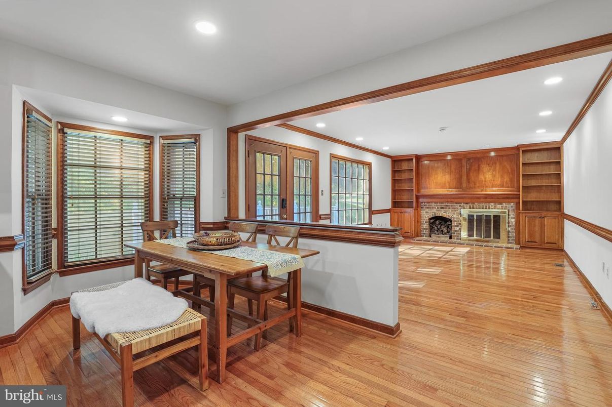 Dining room, Fireplace, Interior, Recessed Lighting, Wood Texture Flooring