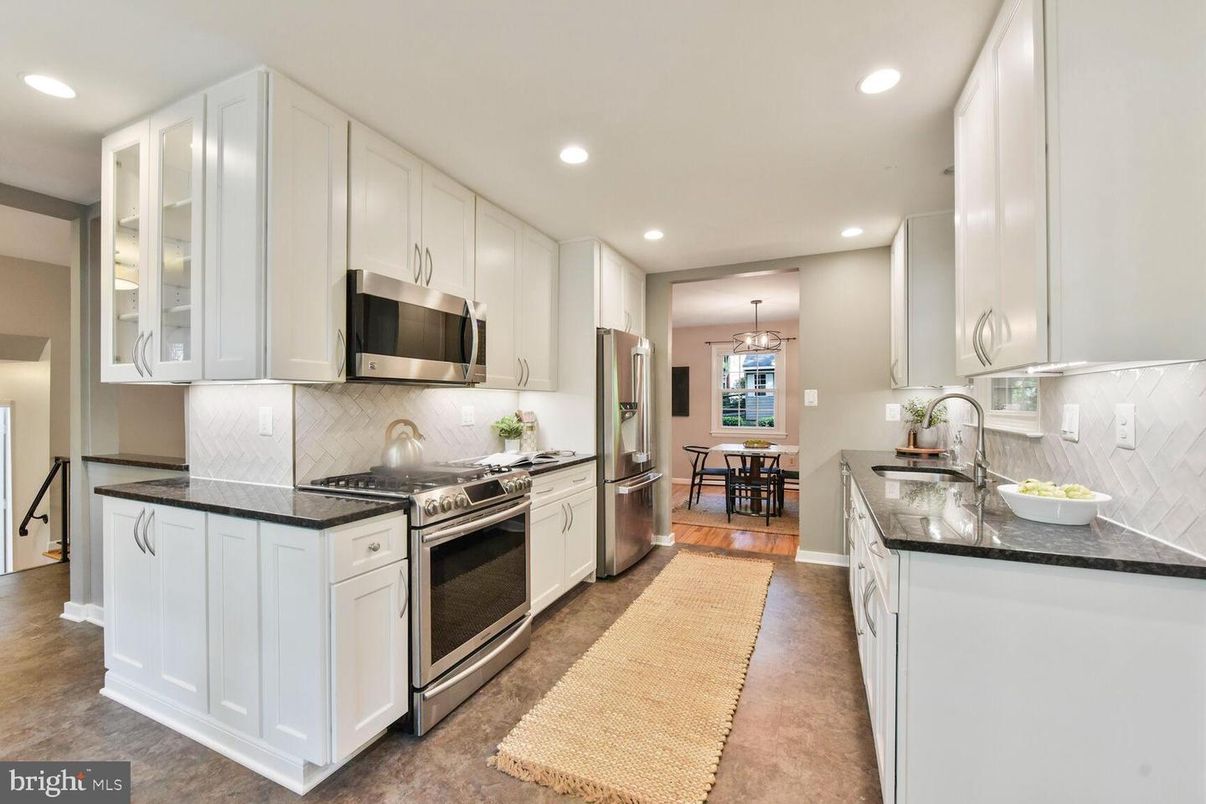 Chandelier, Dining room, Interior, Kitchen, Pendant Lights, Recessed Lighting, Stainless Steel Appliances, Wood Texture Flooring