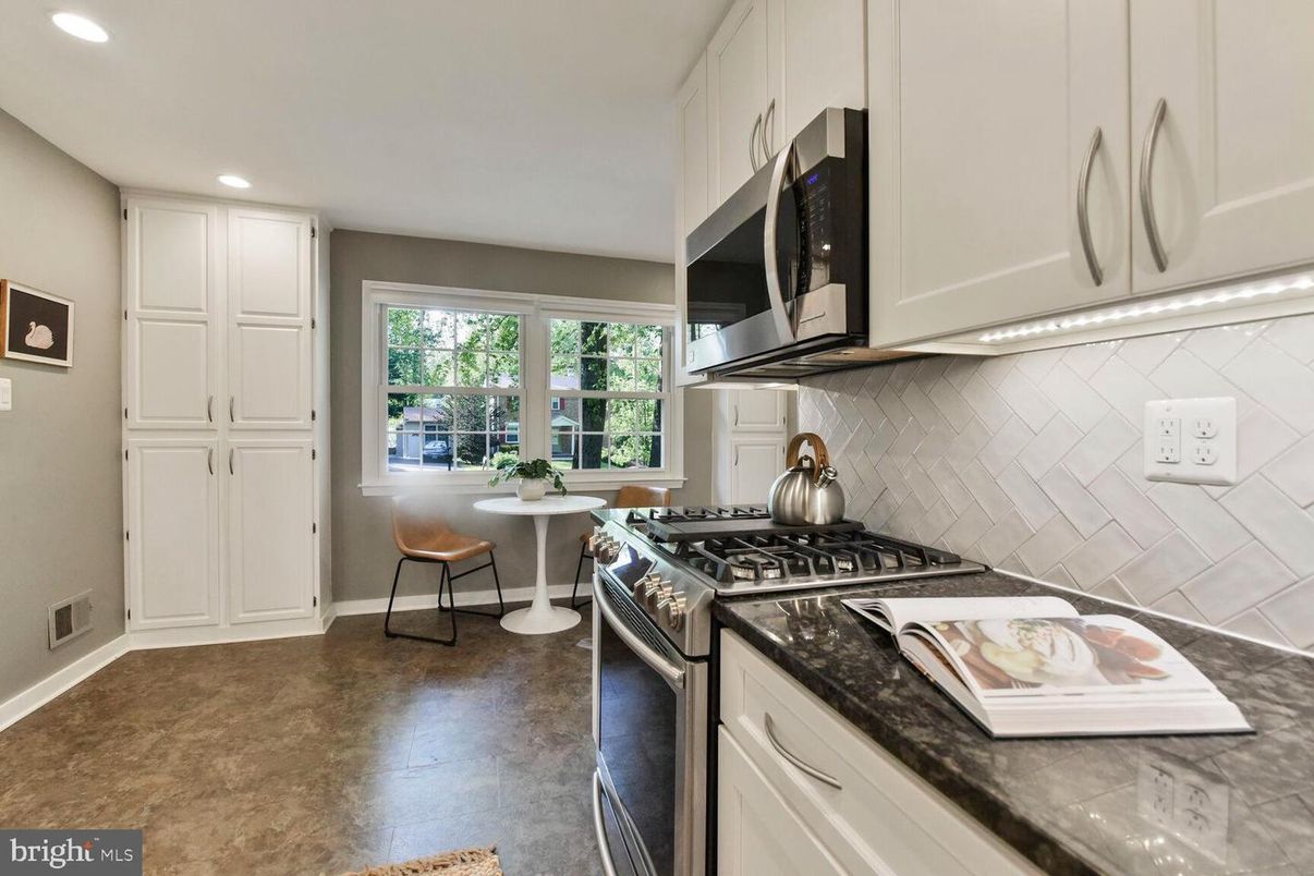 Dining room, Interior, Kitchen, Recessed Lighting, Stainless Steel Appliances
