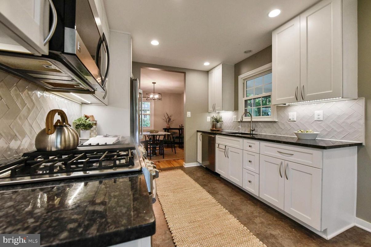 Chandelier, Dining room, Interior, Kitchen, Pendant Lights, Recessed Lighting, Stainless Steel Appliances, Wood Texture Flooring