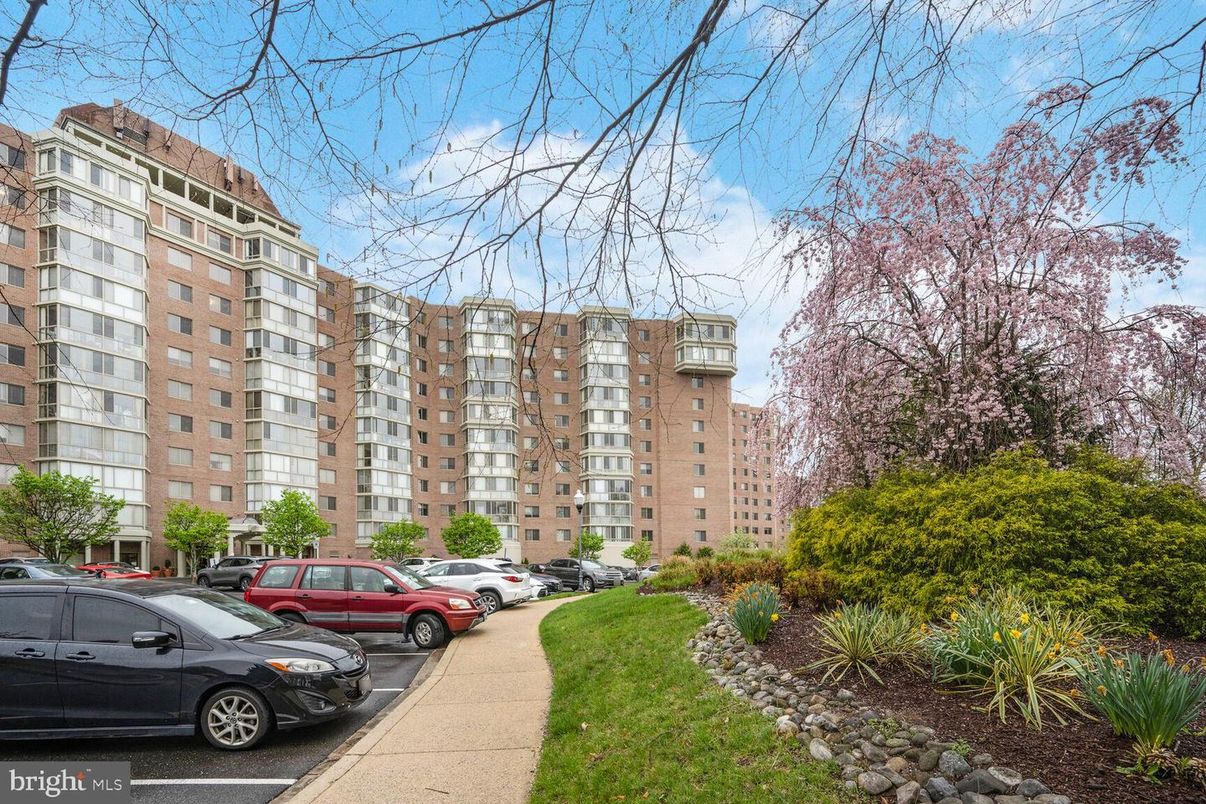 Exterior, Facade, Condo Building