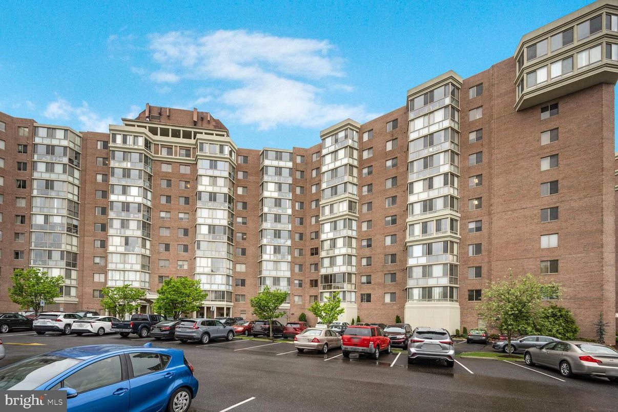 Exterior, Facade, Condo Building