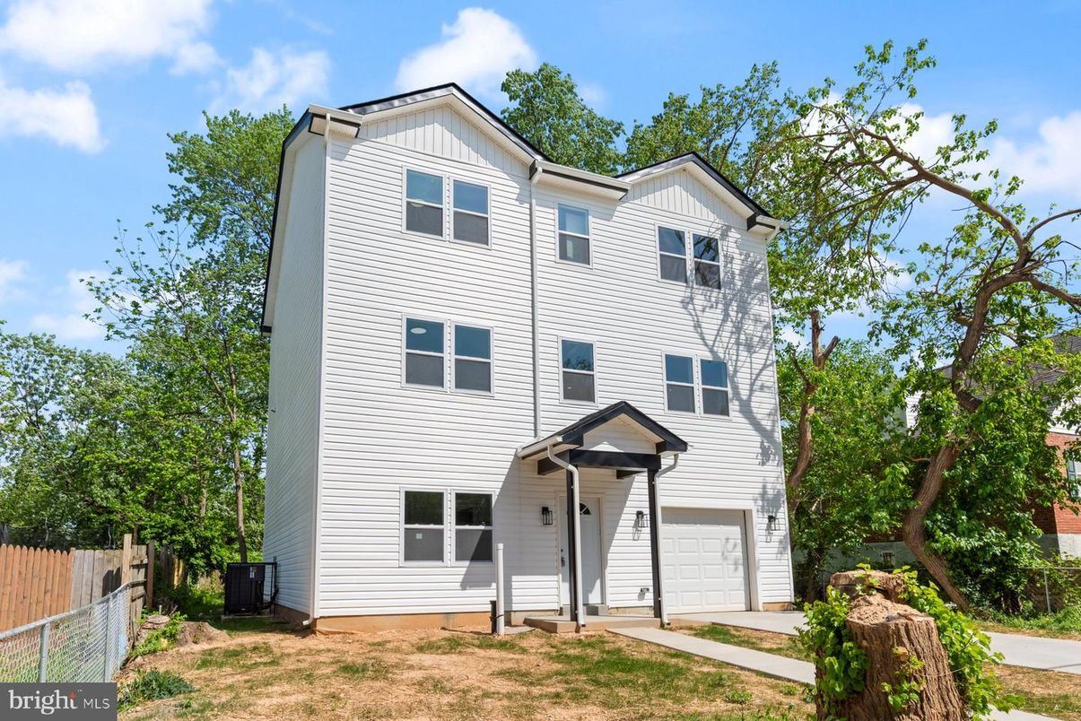 Attached, Exterior, Facade, Rowhouse
