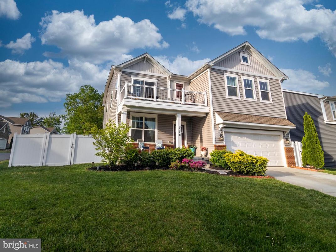 Attached, Exterior, Facade, Farmhouse