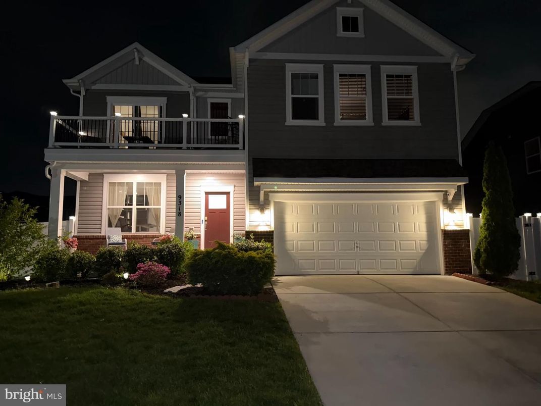 Attached, Exterior, Facade, American Craftsman
