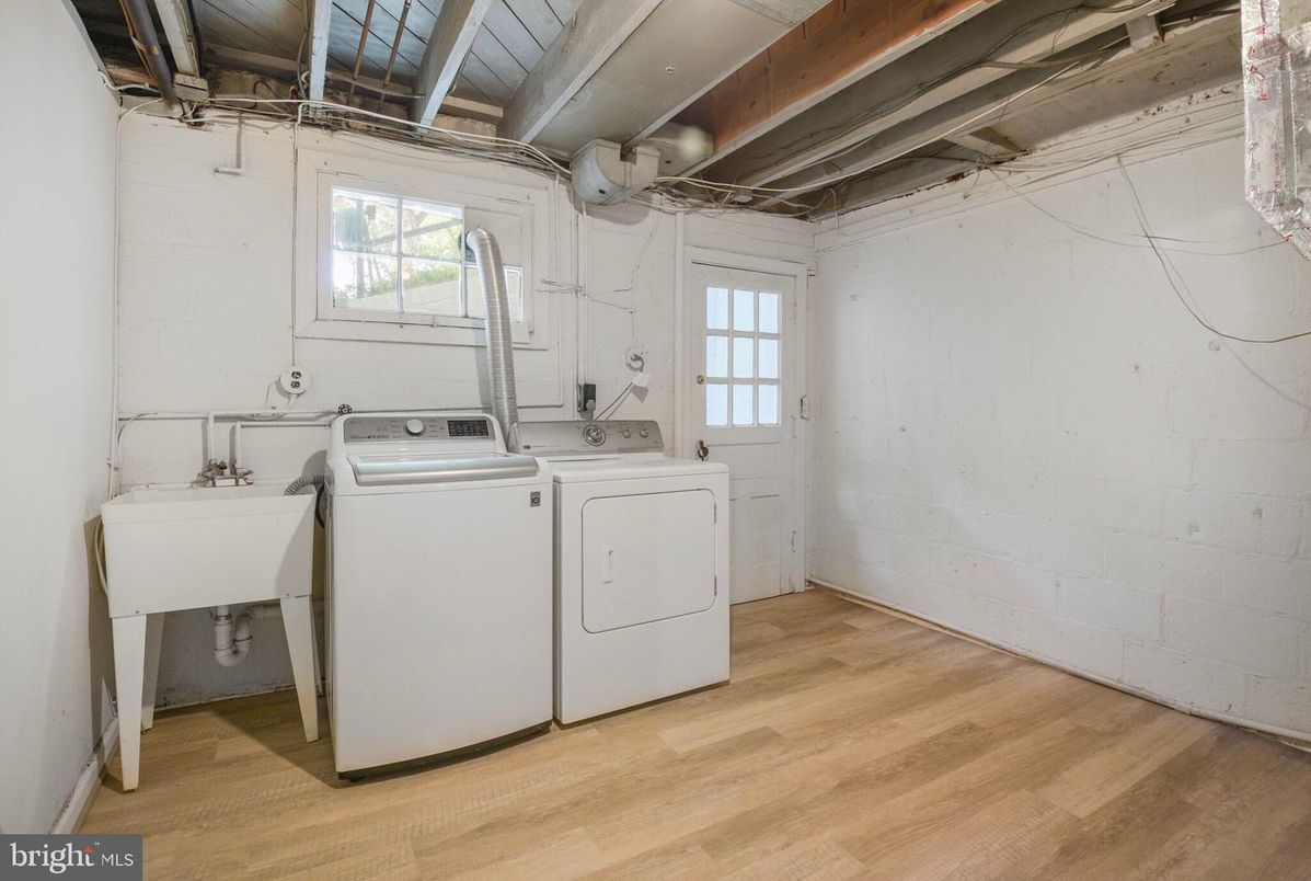 Interior, Washer, Wood Texture Flooring