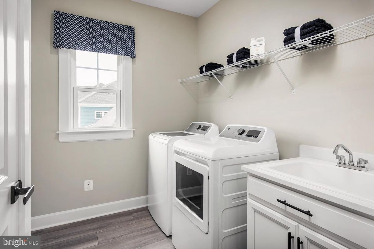 Interior, Washer, Wood Texture Flooring