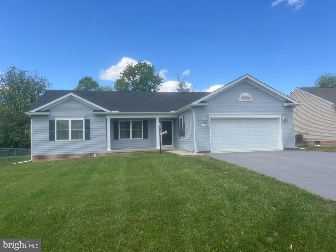 Attached, Exterior, Facade, Ranch
