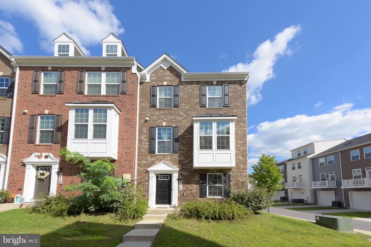 Exterior, Facade, Brick Facade, Rowhouse