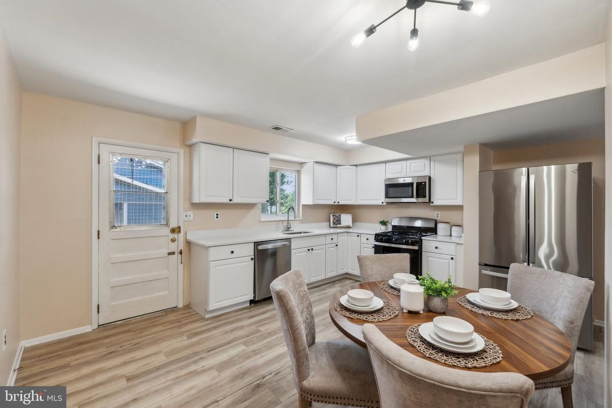 Dining room, Interior, Kitchen, Stainless Steel Appliances, Wood Texture Flooring