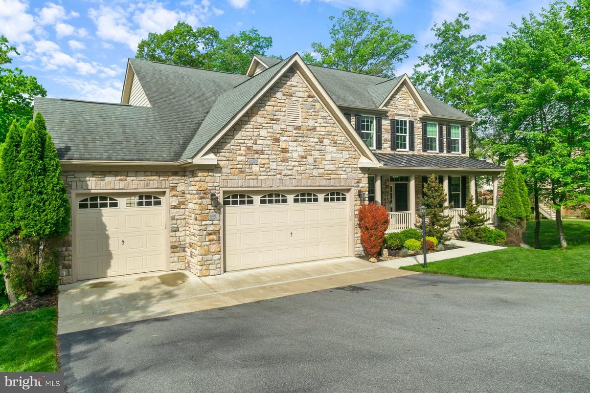 Attached, Exterior, Facade, Brick Traditional