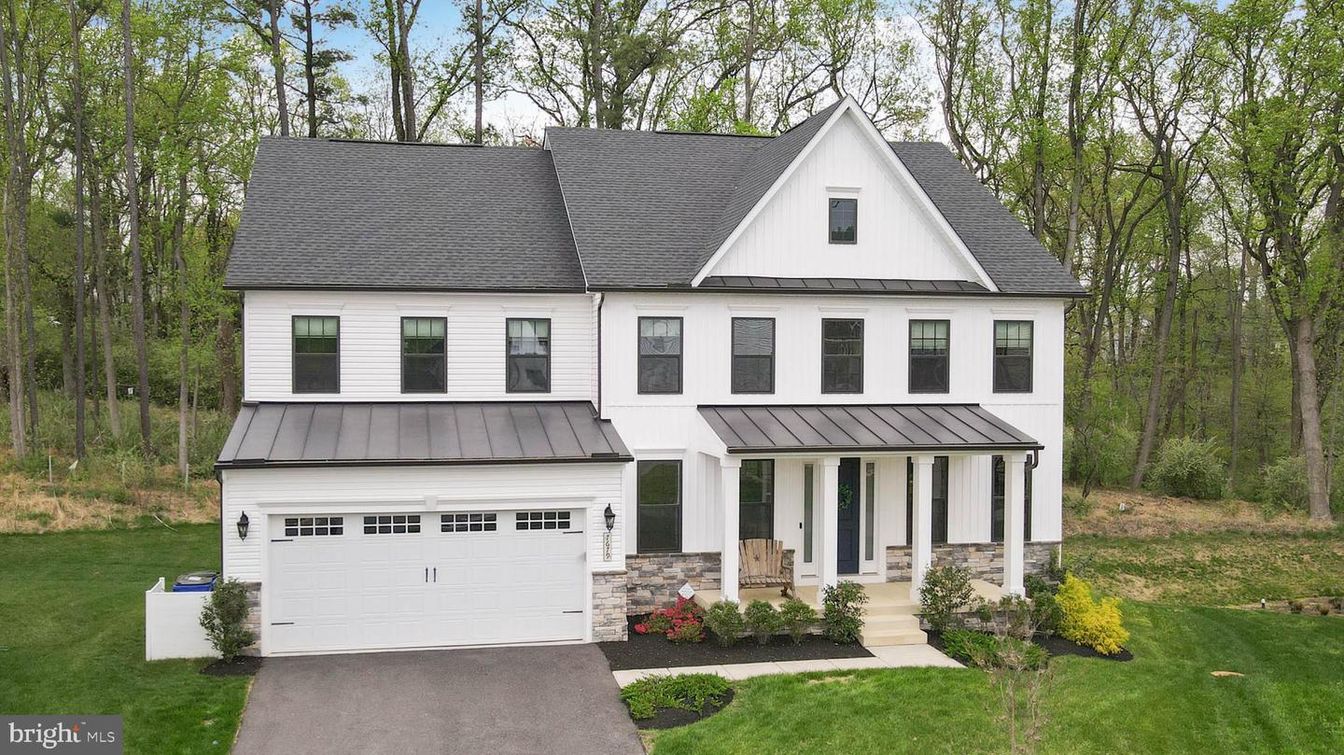 Attached, Exterior, Facade, Farmhouse