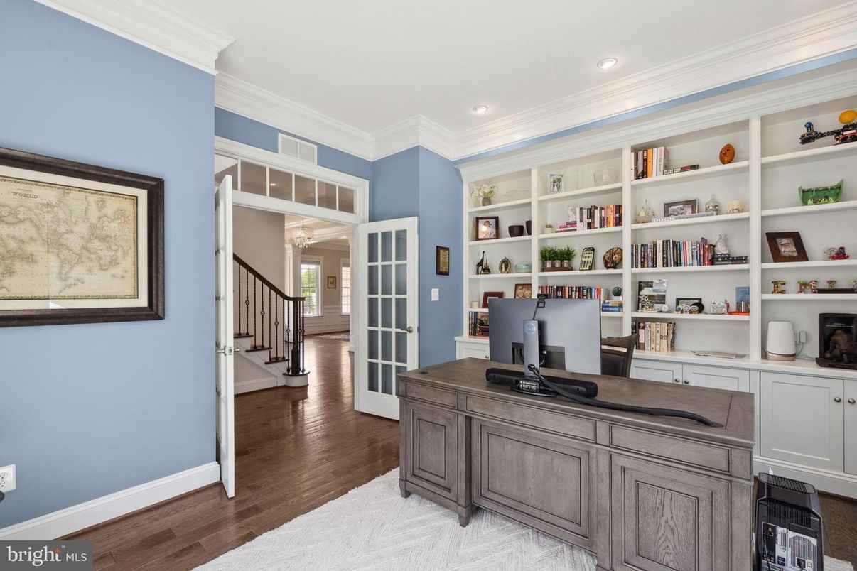 Home Office, Interior, Recessed Lighting, Wood Texture Flooring