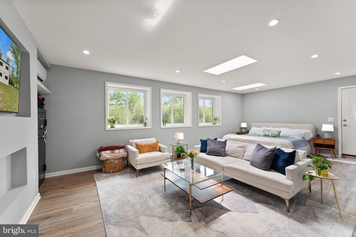 Bedroom, Interior, Living room, Recessed Lighting, Wood Texture Flooring