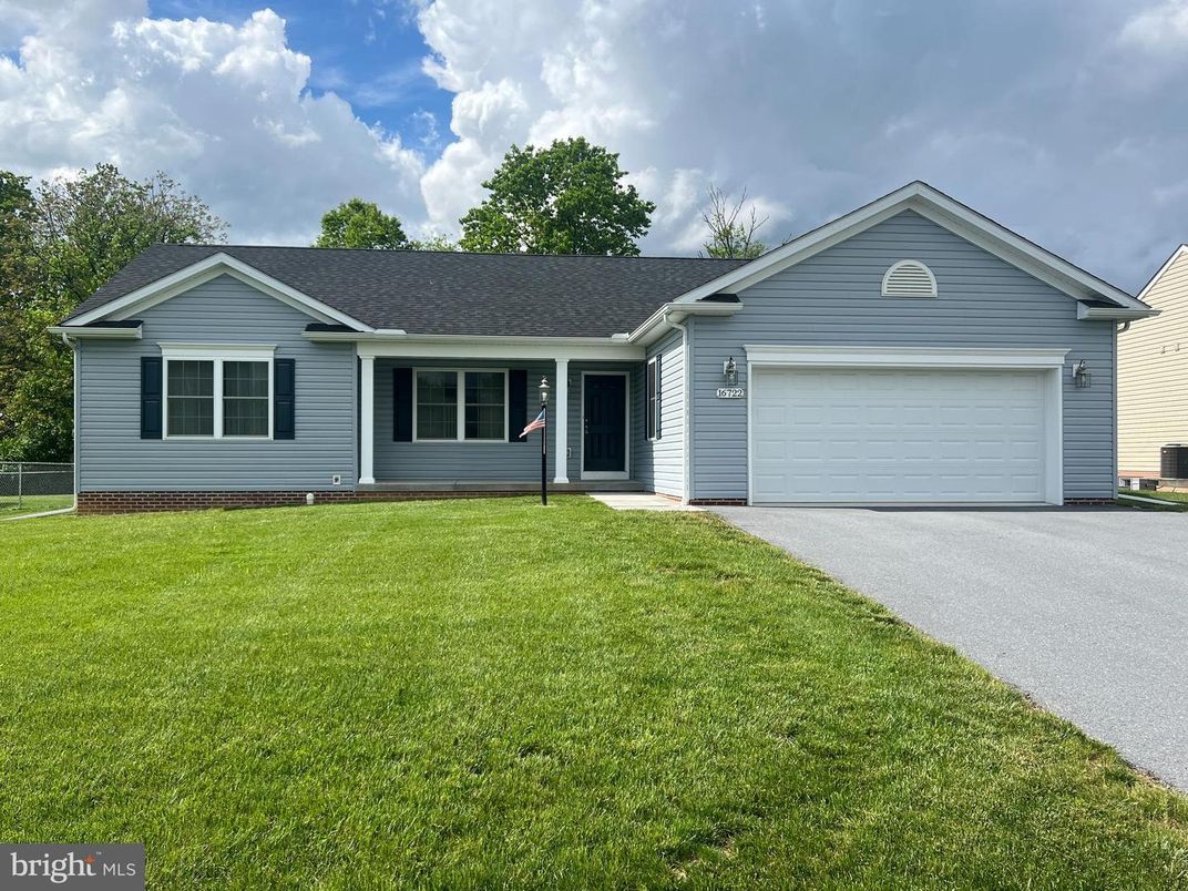 Attached, Exterior, Facade, Ranch