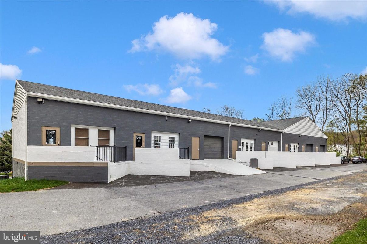 Attached, Exterior, Facade, Cape Cod
