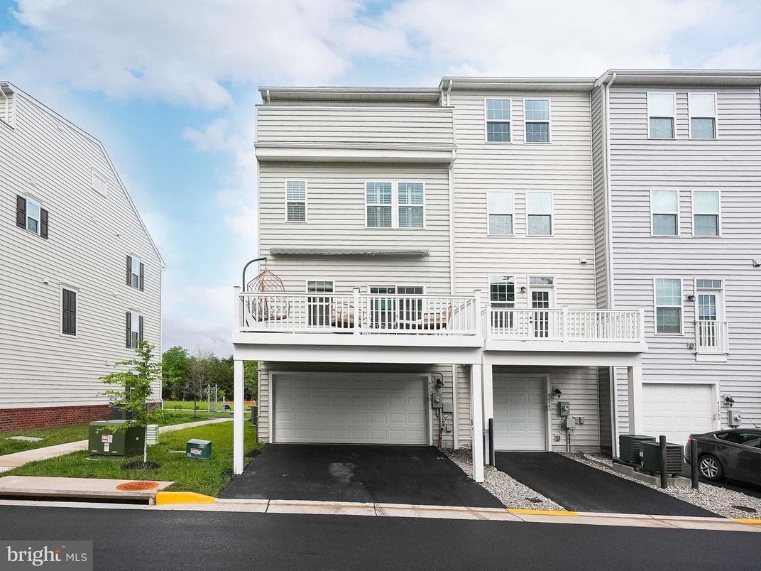 Attached, Exterior, Facade, Rowhouse