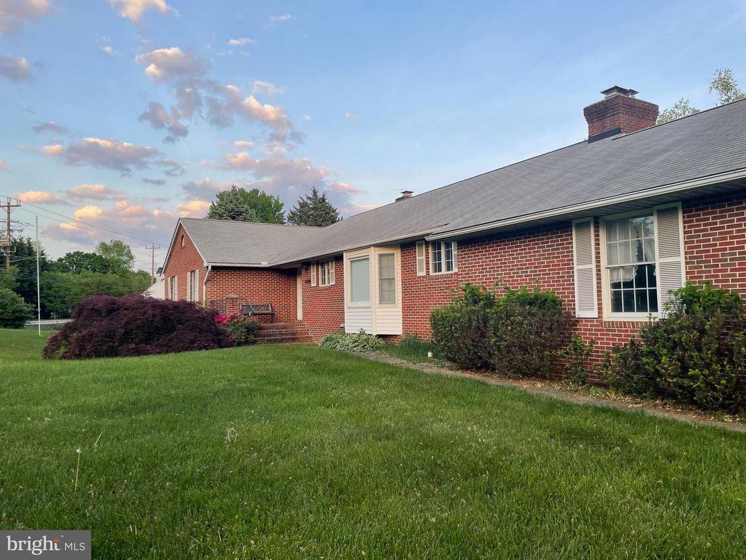 Exterior, Facade, Brick Facade, Cape Cod