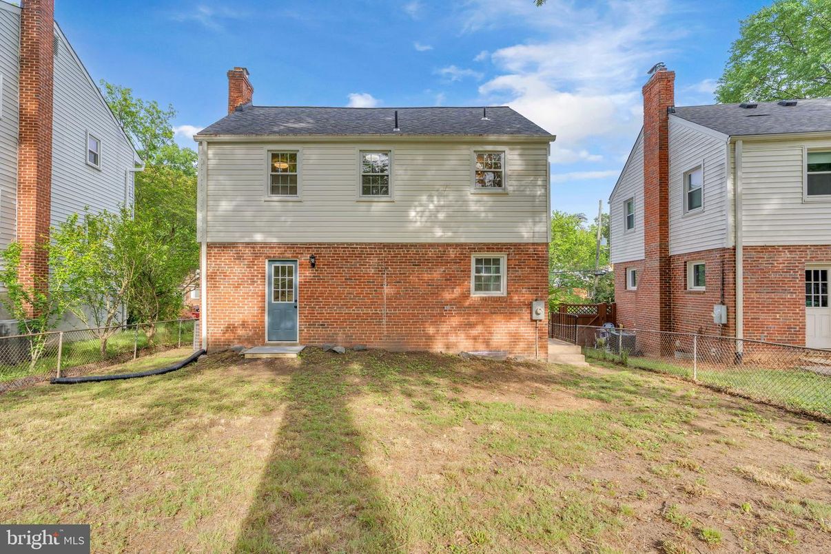 Exterior, Facade, Brick Facade, Raised Ranch