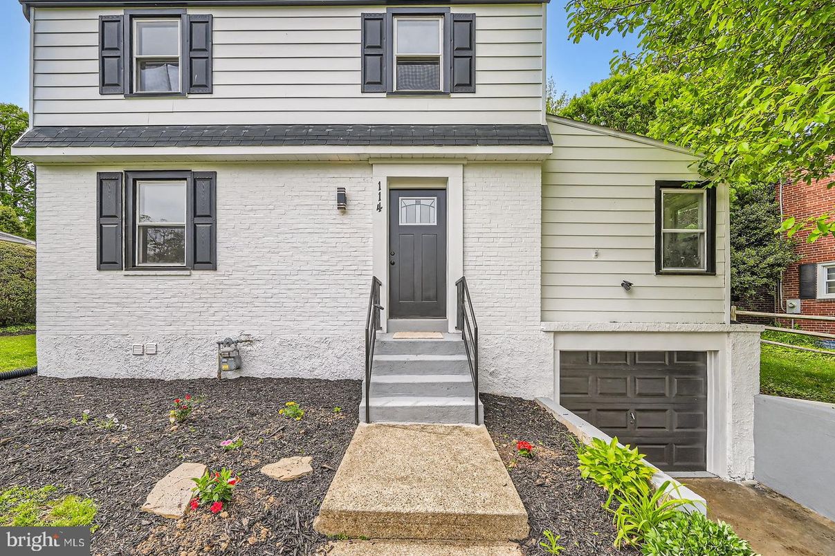 Attached, Exterior, Facade, Raised Ranch