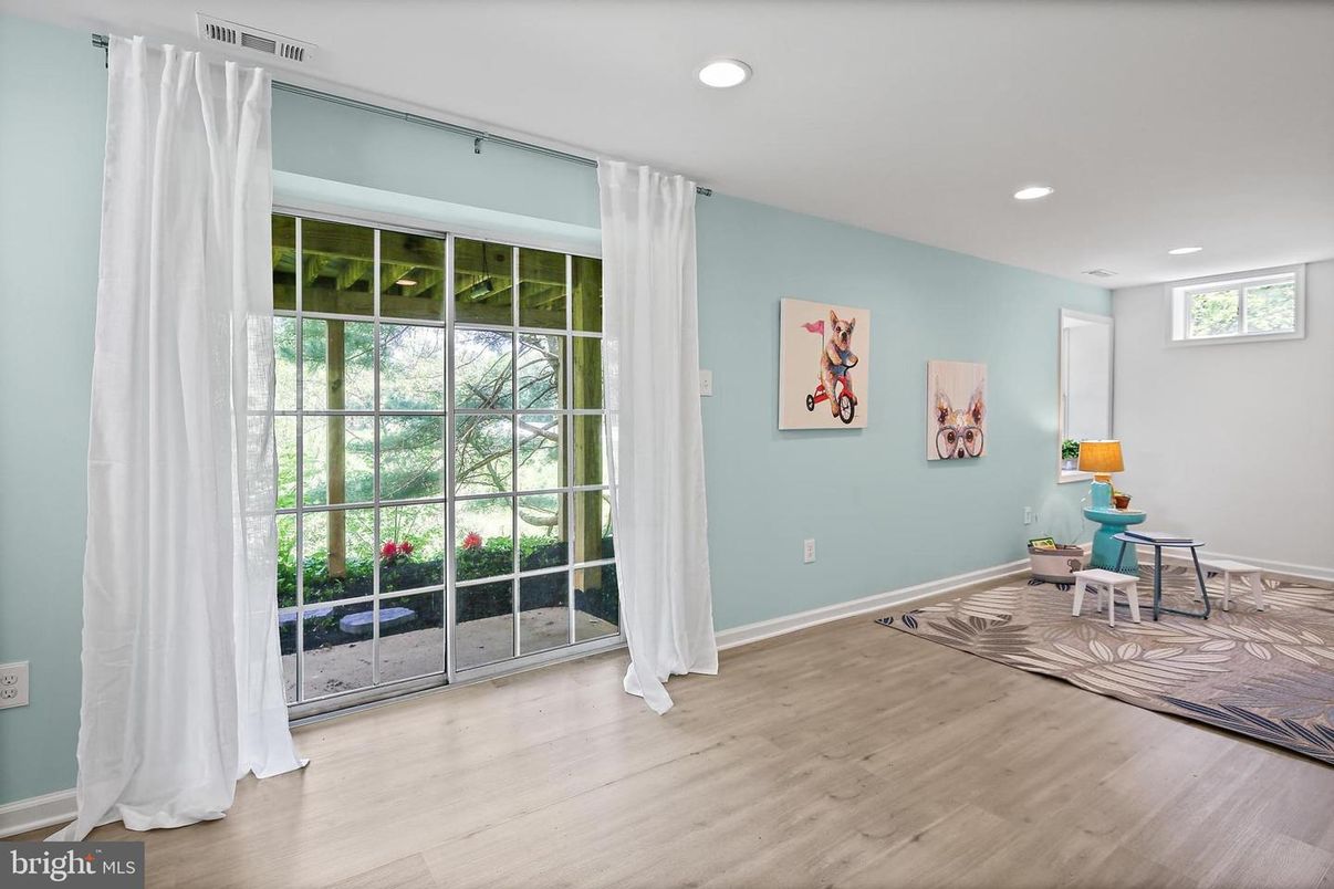 Interior, Recessed Lighting, Wood Texture Flooring
