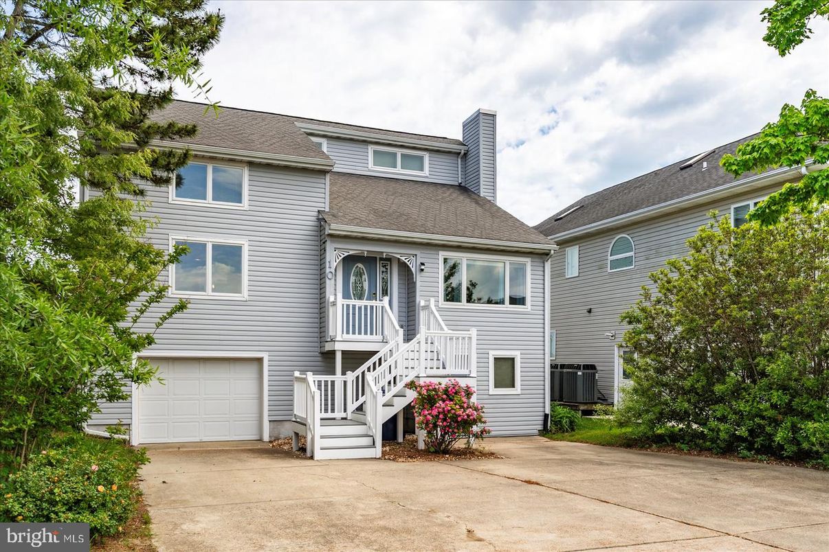 Attached, Exterior, Facade, Raised Ranch