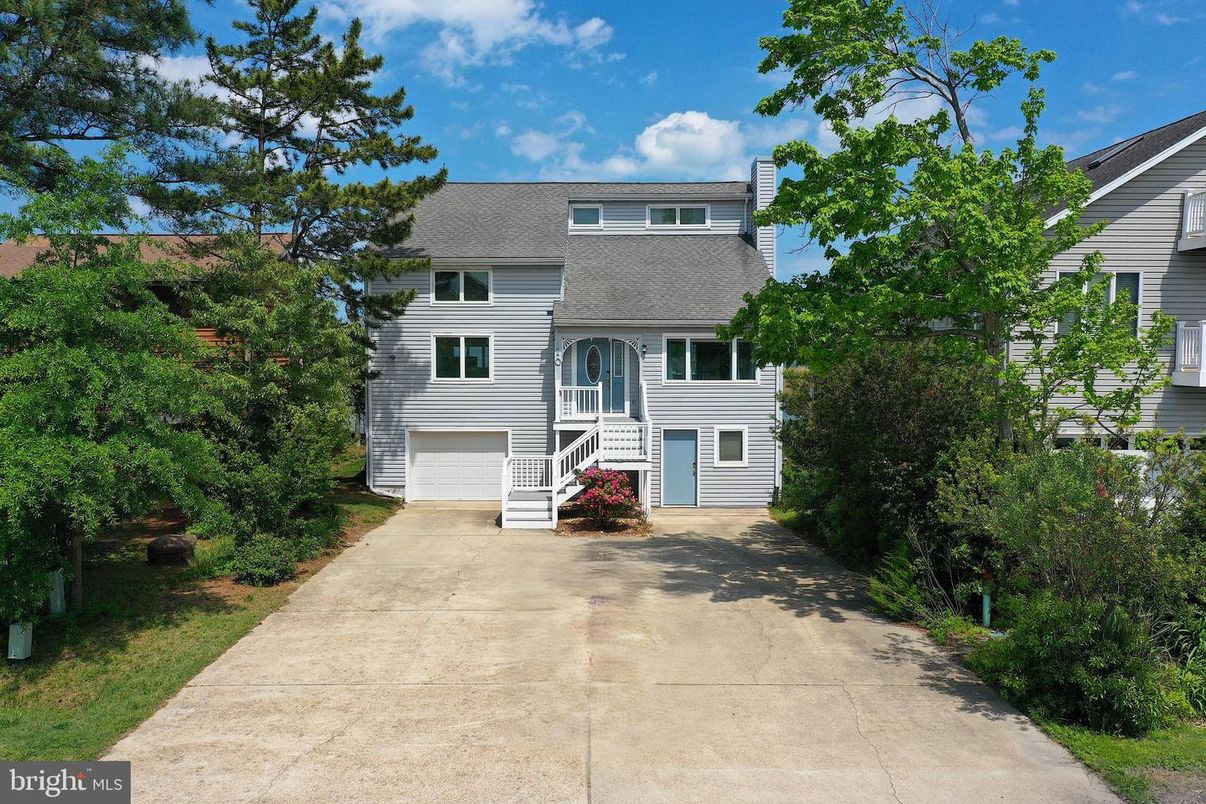 Attached, Exterior, Facade, Raised Ranch