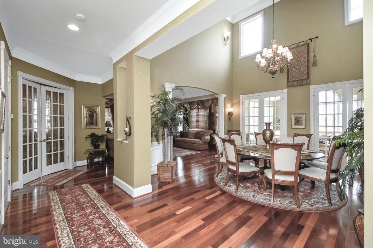 Chandelier, Dining room, Interior, Recessed Lighting, Wood Texture Flooring