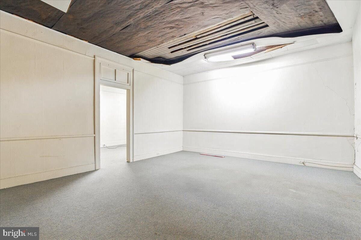 Empty room, Interior