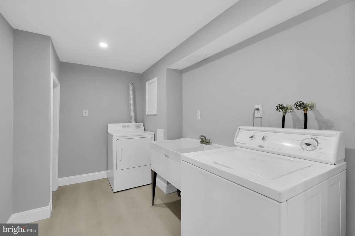 Interior, Recessed Lighting, Washer, Wood Texture Flooring