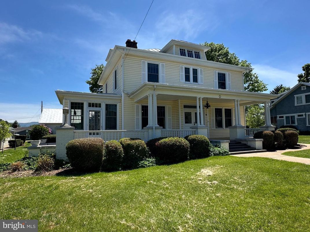 Exterior, Facade, American Foursquare
