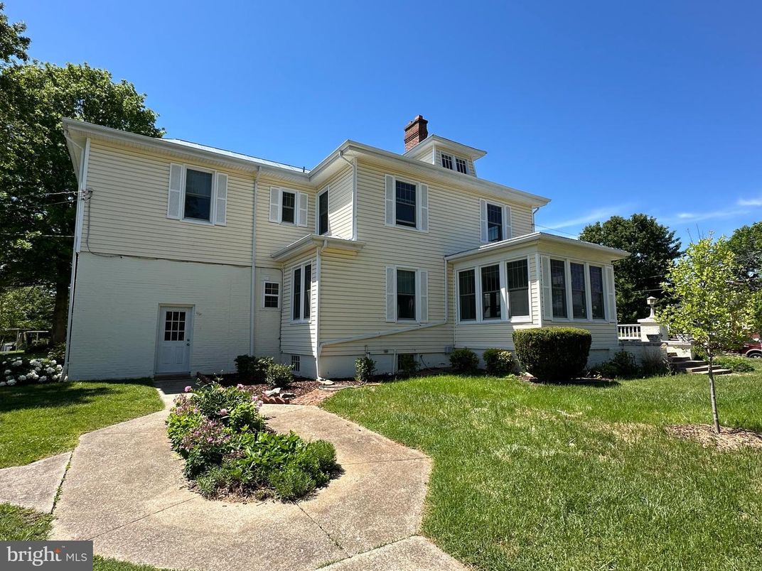 Exterior, Facade, Farmhouse