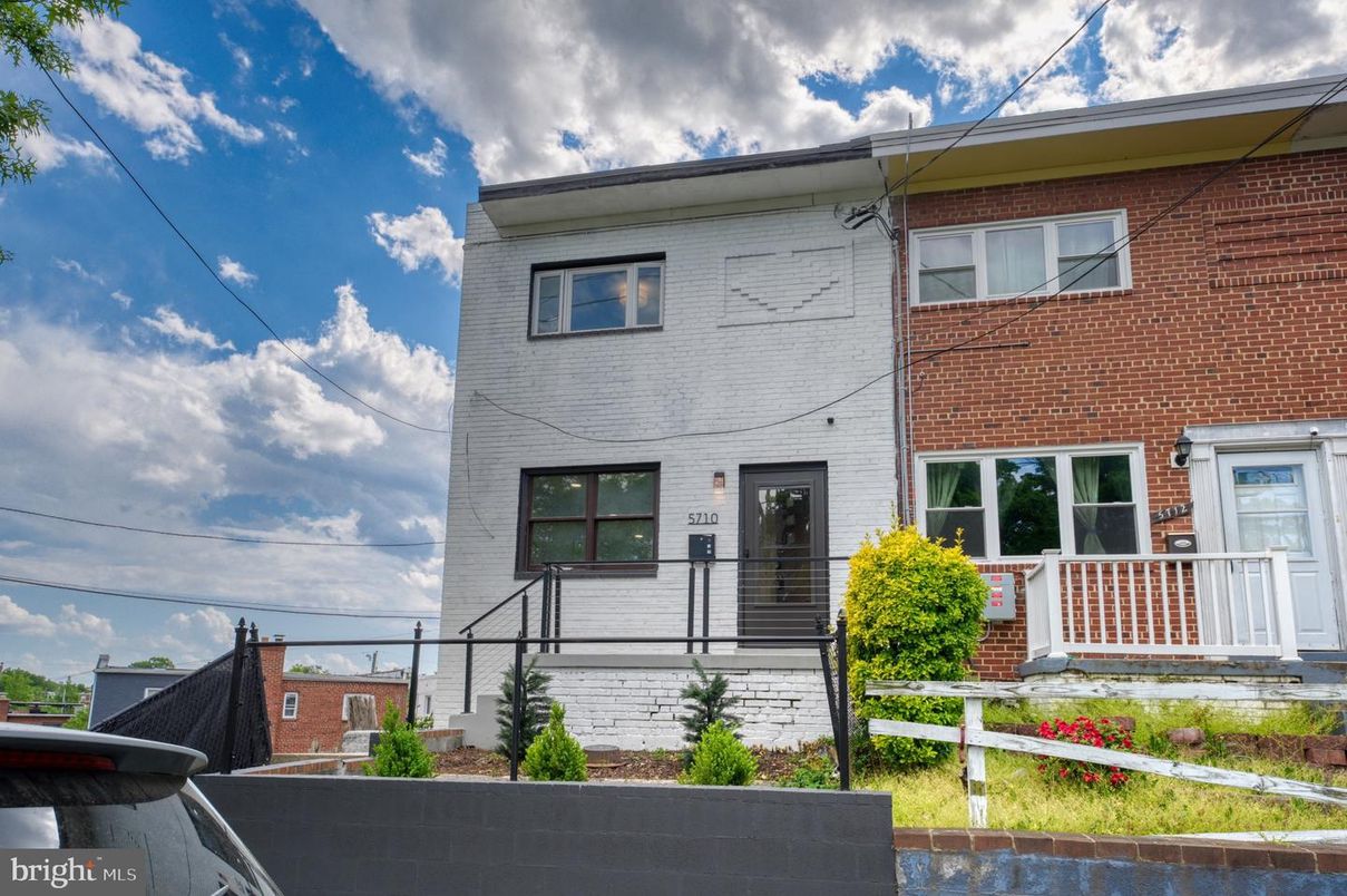 Exterior, Facade, Brick Facade, Rowhouse