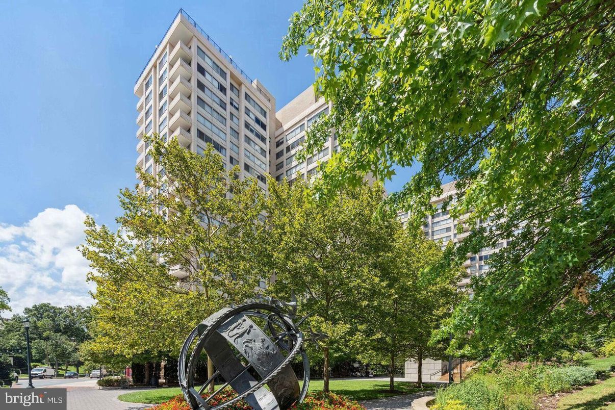 Exterior, Facade, Condo Building