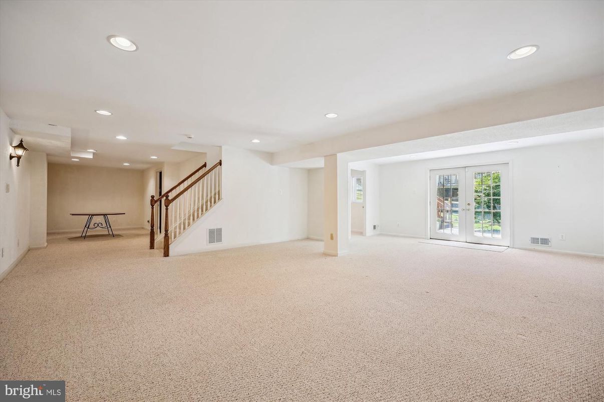 Empty room, Interior, Recessed Lighting