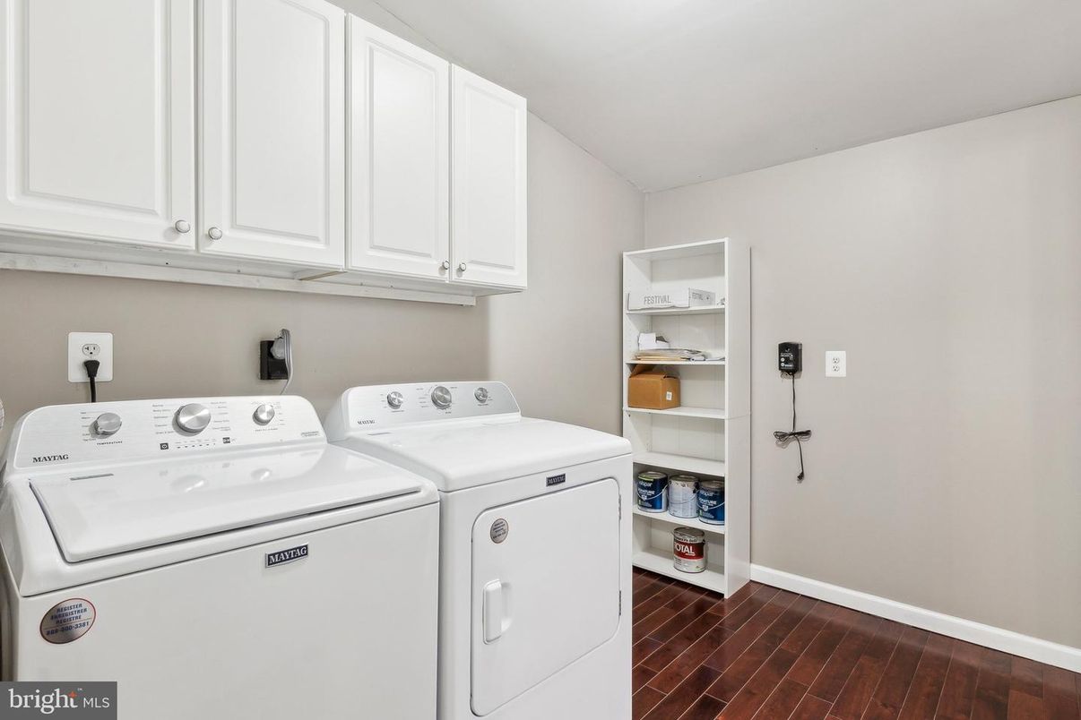 Interior, Washer, Wood Texture Flooring