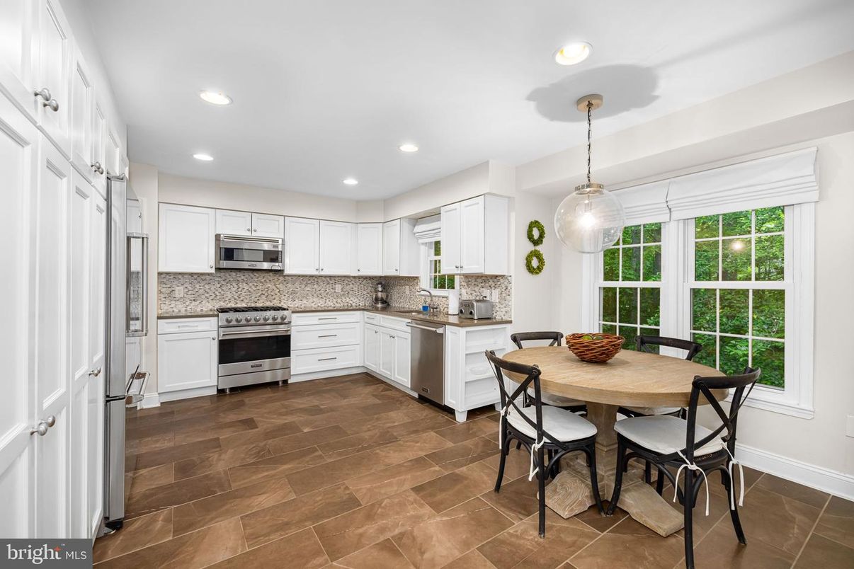Dining room, Interior, Kitchen, Pendant Lights, Recessed Lighting, Stainless Steel Appliances, Wood Texture Flooring