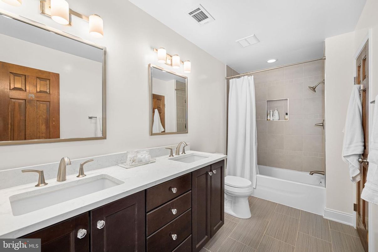 Bathroom, Dual Sink Vanities, Interior, Recessed Lighting