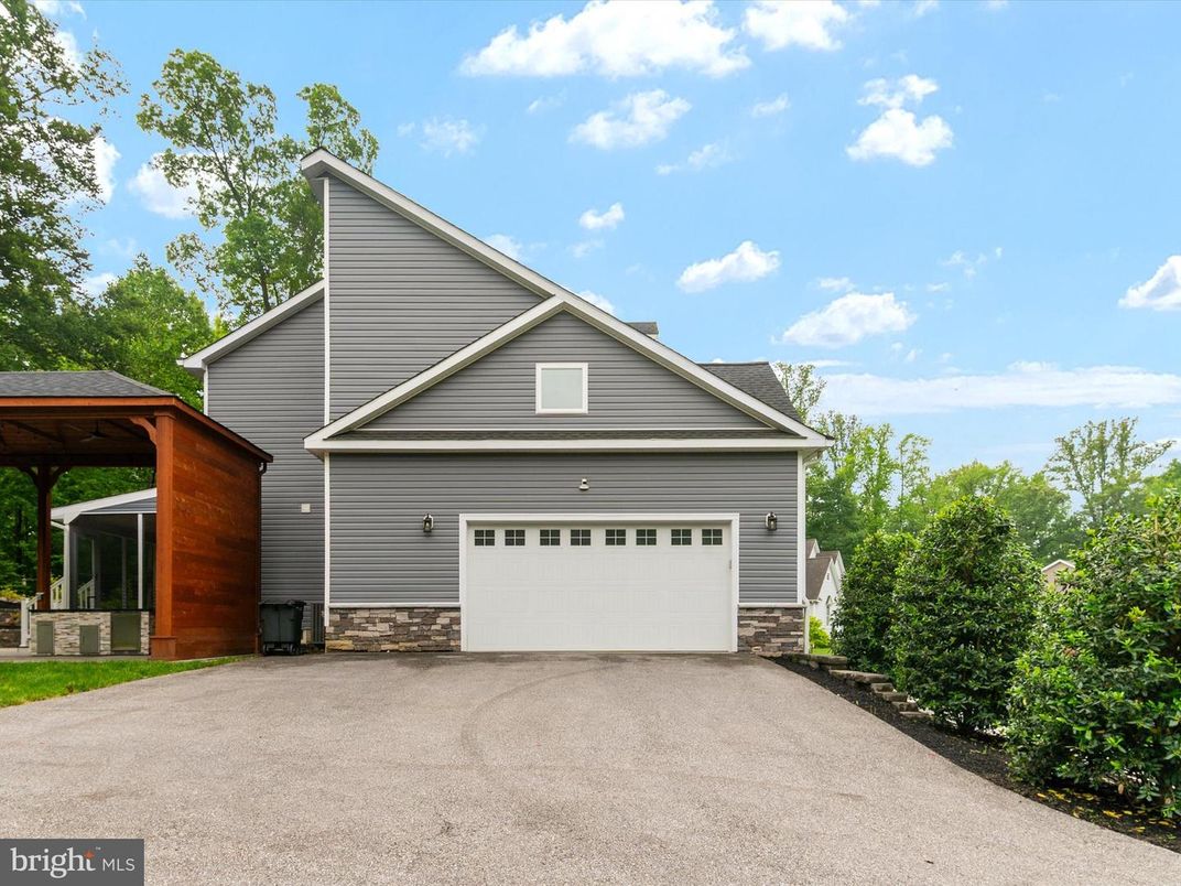 Attached, Exterior, Facade, Farmhouse