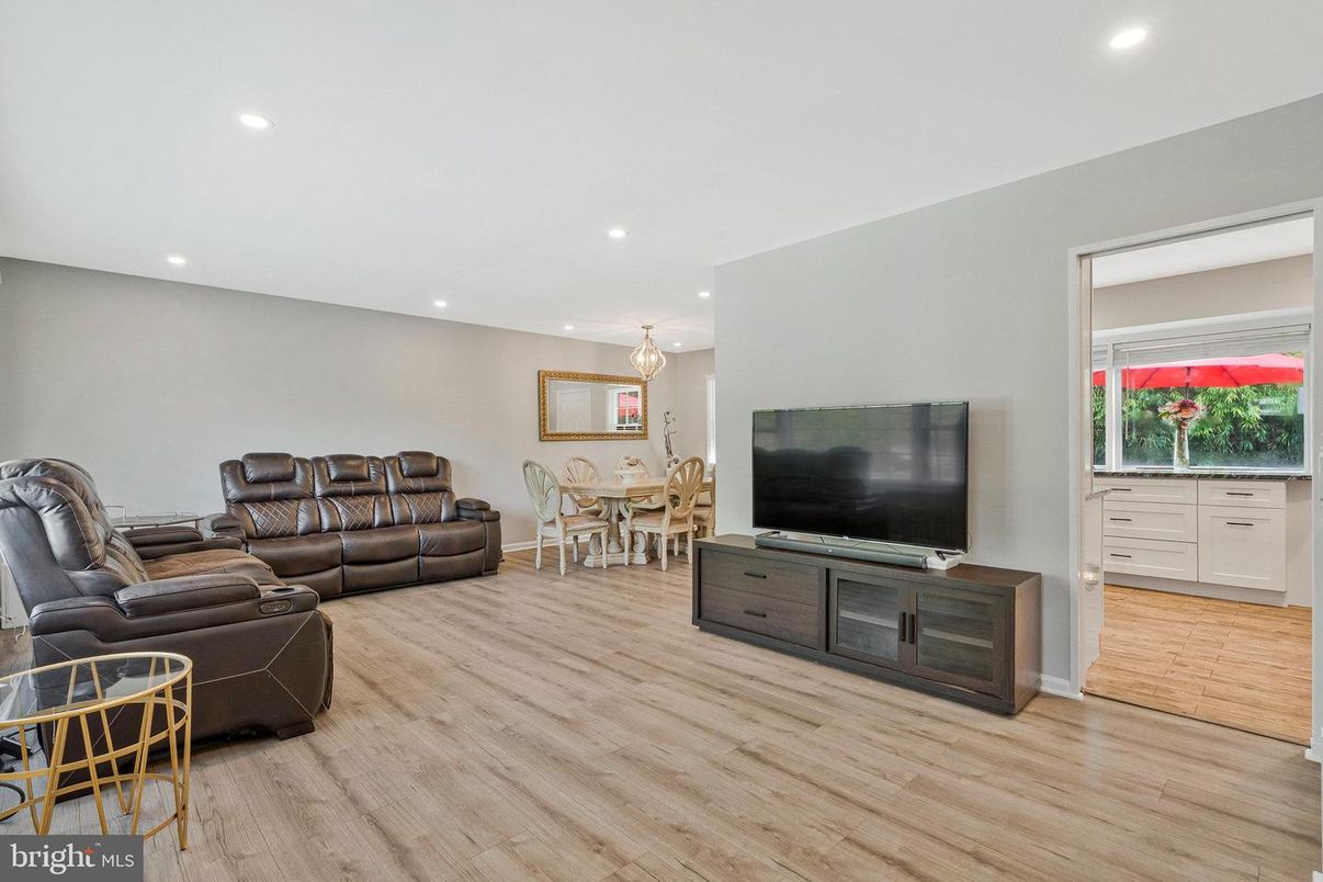Dining room, Interior, Living room, Pendant Lights, Recessed Lighting, Wood Texture Flooring