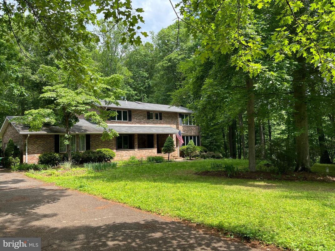 Exterior, Facade, Brick Facade, Raised Ranch