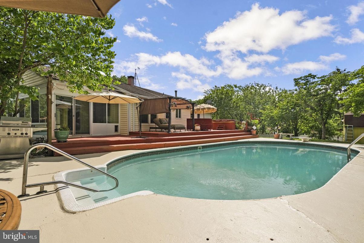 Exterior, Pool
